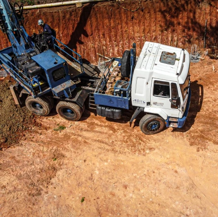 Caminhão com sonda de perfuração em operação pela SHIP Fundações em projeto de fundação.