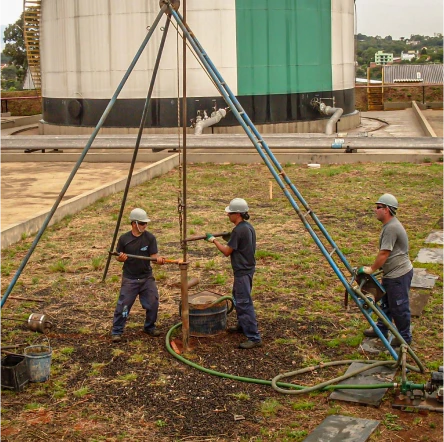 Sondagem manual sendo realizada pela equipe da SHIP Fundações.